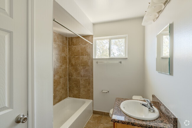 1BR, 1BA - 740SF - Bathroom
