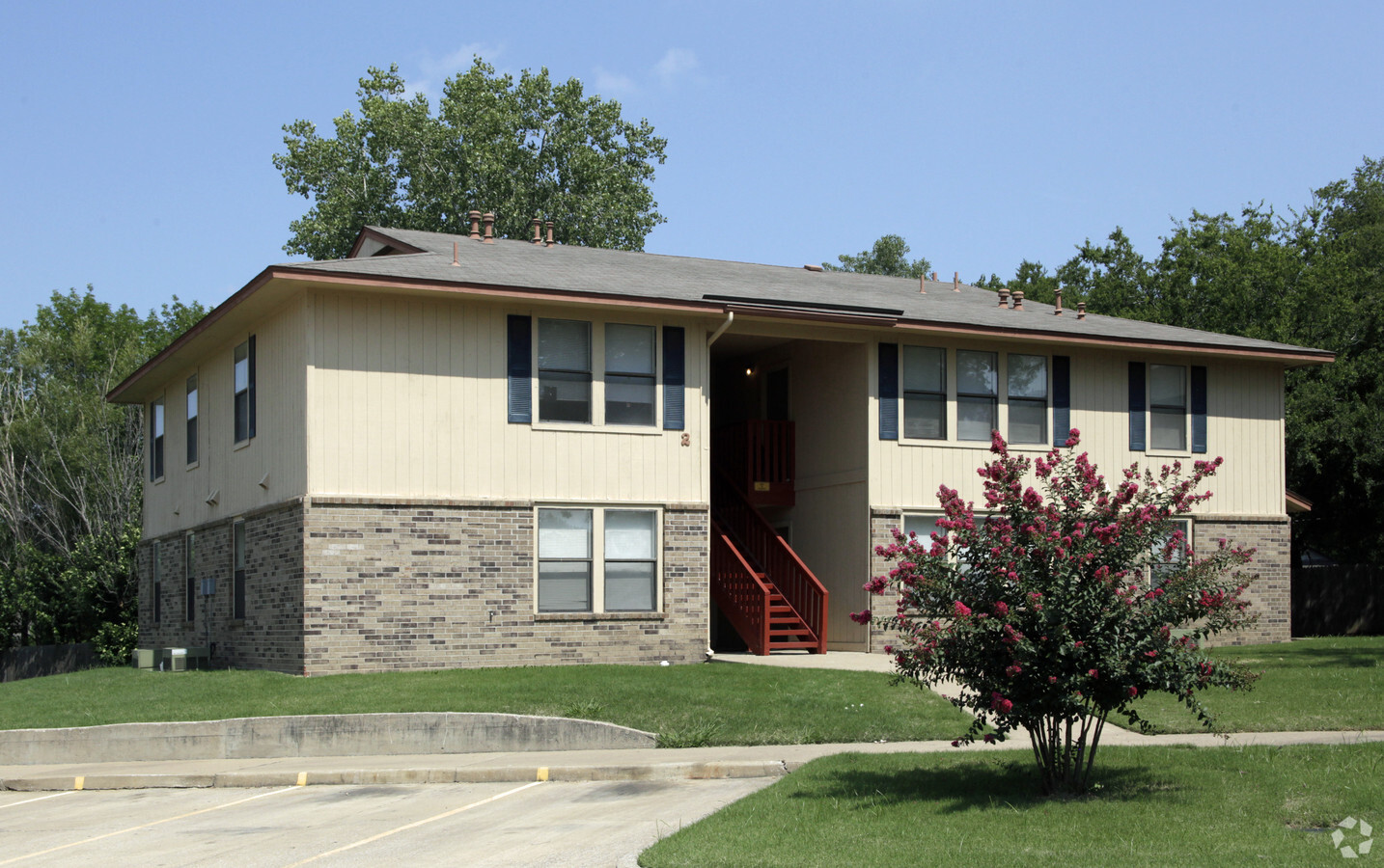 Photo - Maple Leaf Apartments