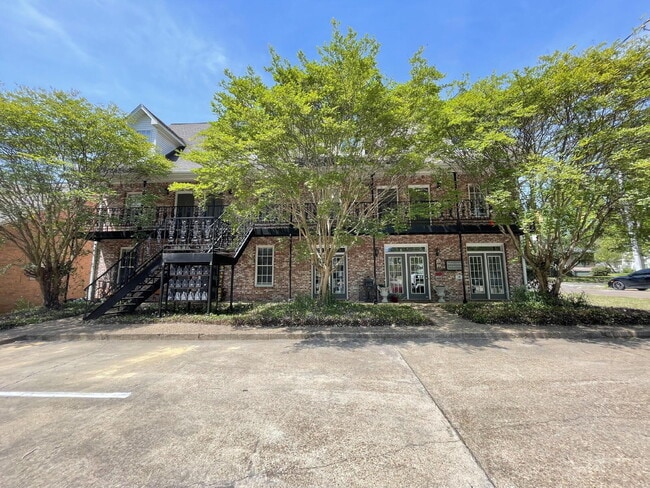 Building Photo - Spacious 2-Story Townhome-Style Apt on S. Montgomery | 2 Bed 2.5 Bath Near MSU Unit Apt 14