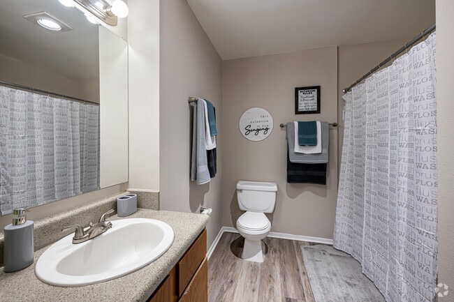 2BR, 1BA - 766SF - Bathroom