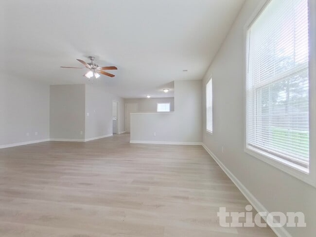 Photo - 404 Castle Ridge Dr