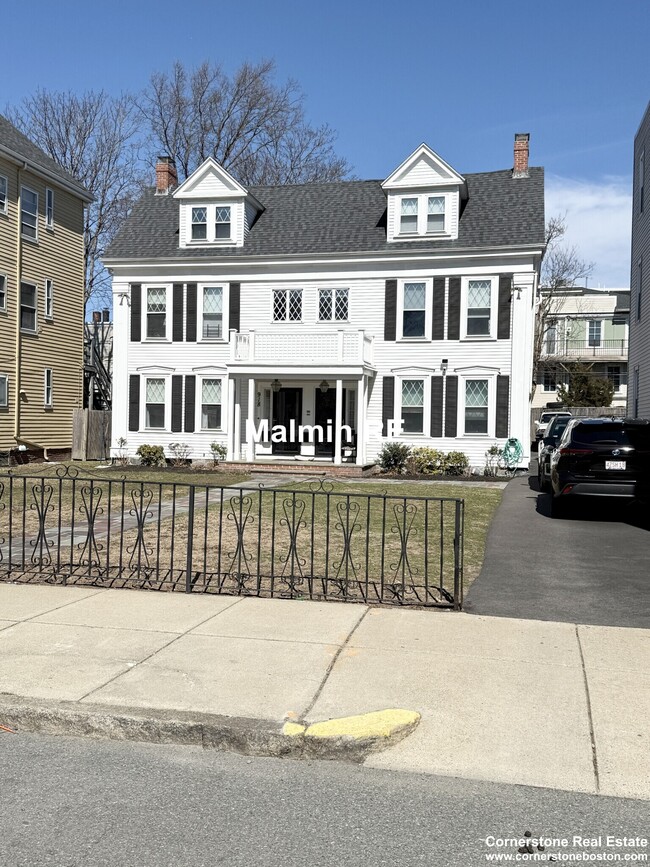 Photo - 920 E 4th St Apartments Unit 1