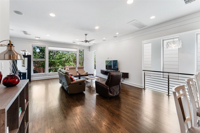 Building Photo - 1507 Sandman St