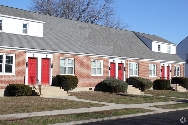 Townhomes - Groton Townhouse Apartments