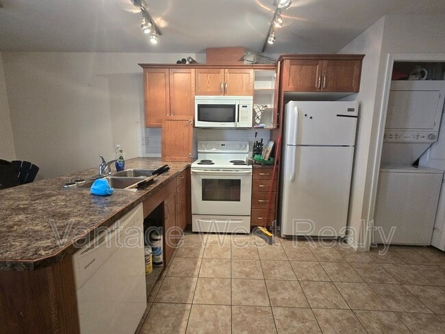 Photo - 598-598 Sutherland Ave