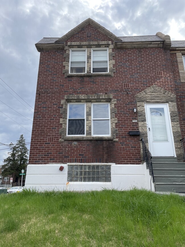 Front door - Corner house - 4444 Loring St Unit 2fl