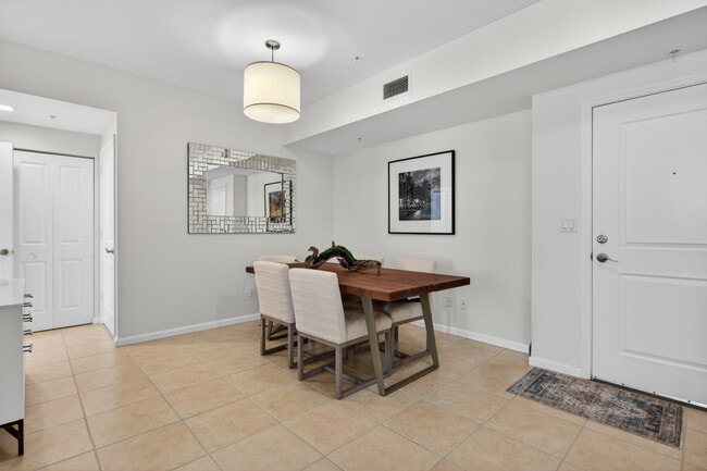 Photo - 511 SE 5 Ave Unidad 1102