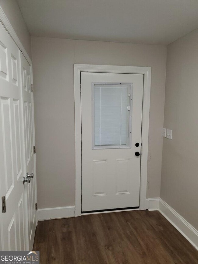 Building Photo - 811 Woodrow Ave