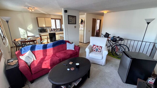 Photo - Spacious 3-Bedroom just off Como Ave! Unidad 1033