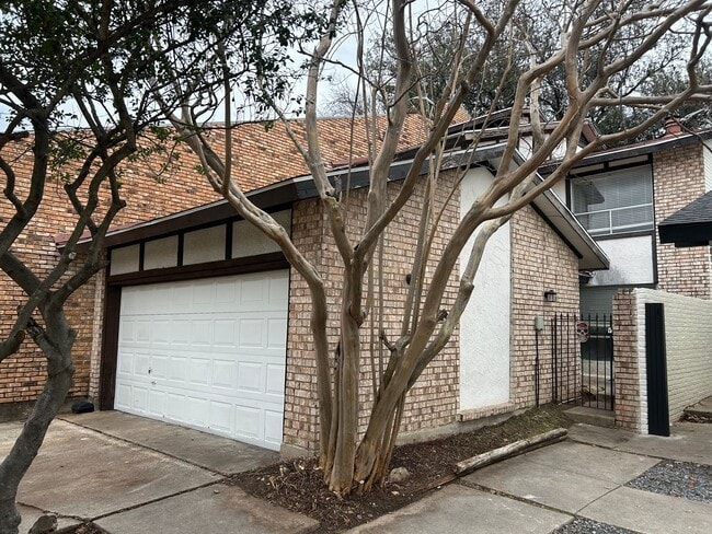 Building Photo - Enjoy a convenient and stylish living! Rental