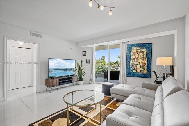 Building Photo - 6362 Collins Ave Unit 304 Rental