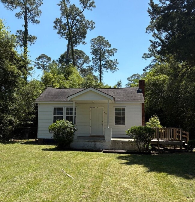 Building Photo - 2 bed / 1 bath home for rent in a great location. Features fresh flooring, new paint, and a fence...