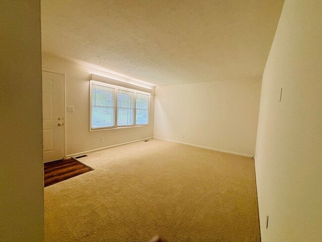 Photo - 215 Freestone Dr