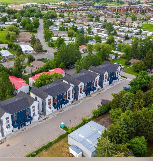 3-Story Urban Walk Up at a modern communit... - 3-Story Urban Walk Up at a modern communit... House