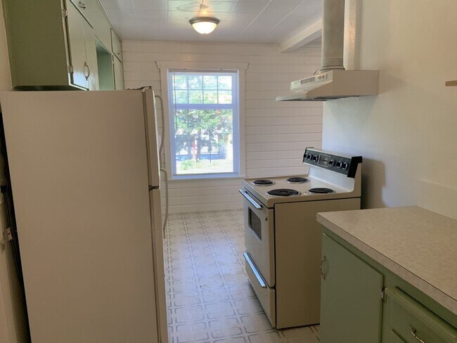 Photo - PRELEASING: 2 bedroom/1 bath house on larg...