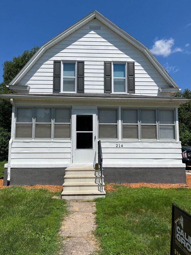 Building Photo - 1 1/2 story 2 Bedroom home!!