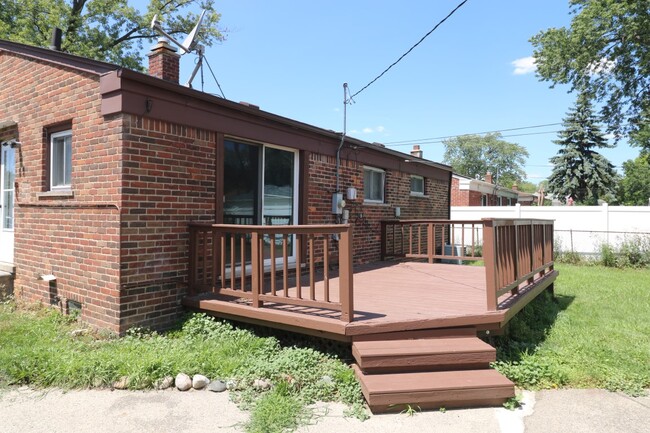 Photo - 22012 Logue Ave