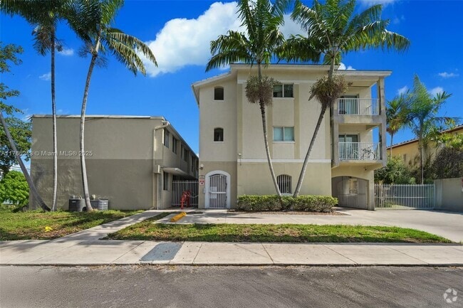 Building Photo - 695 SW 11th St Unit 304 Rental