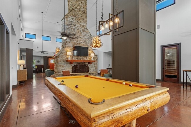 Pool table - Campus Lodge