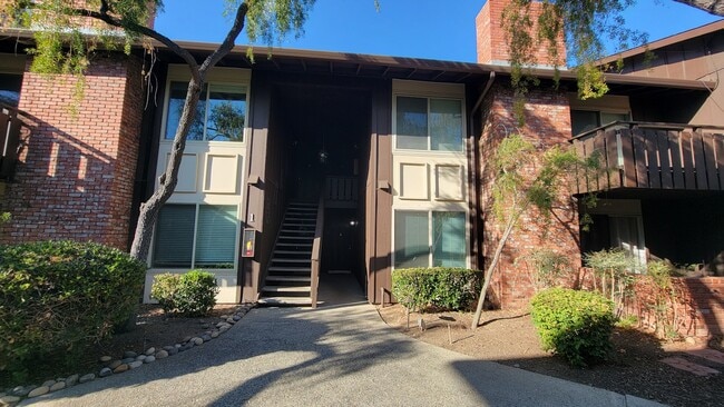 Building Photo - 100 E Middlefield Rd Unit 1B Rental
