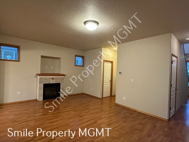 Photo - Lovely house with 4 bedrooms and 2.5 bathroom.