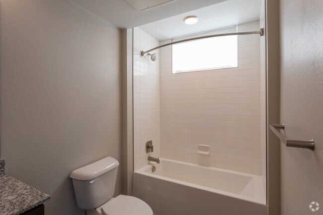 1BR, 1BA - 701 SF