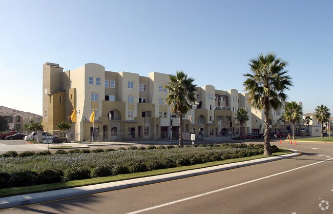 En construcción 12/13/2004 - 1730-1760 E Palomar St