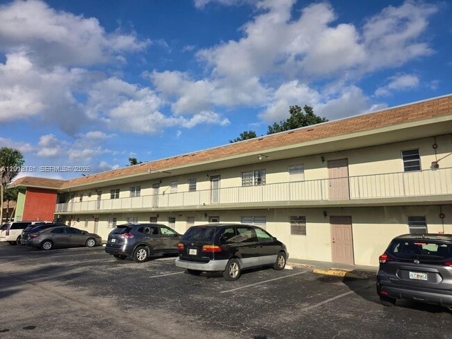 Building Photo - 609 S State Rd 7 Unit 2D