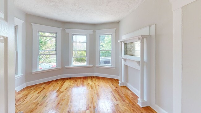 Building Photo - 10 Salem St Unit 1 Rental