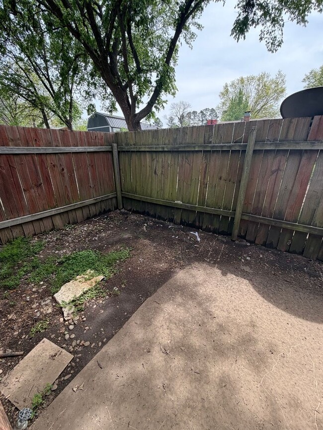 Photo - 2511 Oakhurst Dr Unit B