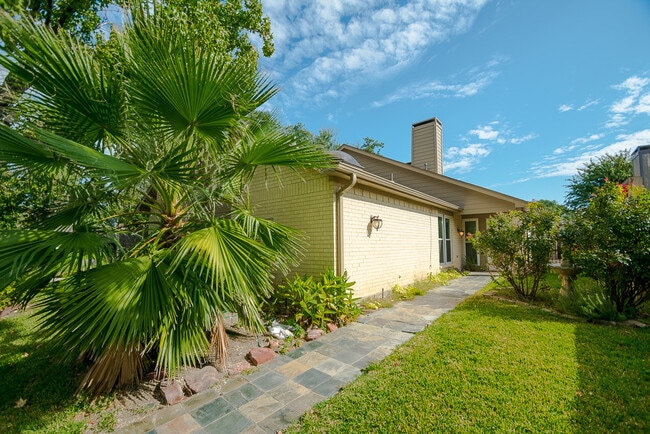 Photo - Beautifully Crafted 2-2-2 Duplex in Addison. Granite Counters! Fridge Included!