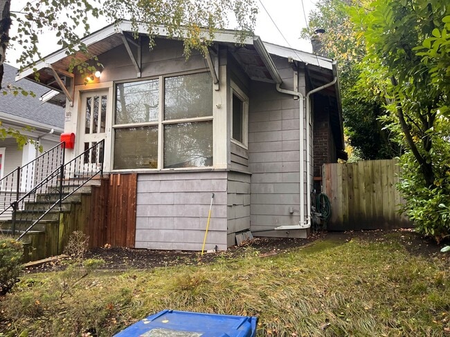 Building Photo - Cozy 2 Bedroom Home Nestled Between Greenlake and the Woodland Park Zoo