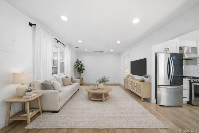 Photo - 68-21 Cloverdale Ln