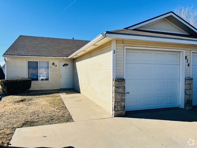 Building Photo - Spacious Duplex Rental