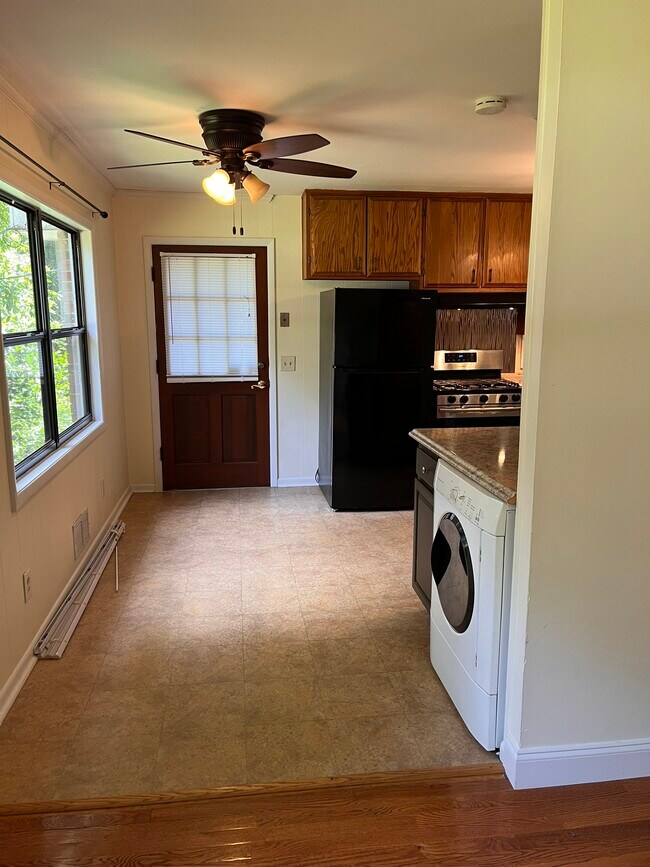 Kitchen and eating area looking toward back door. - 1405 Southland Vista Ct NE