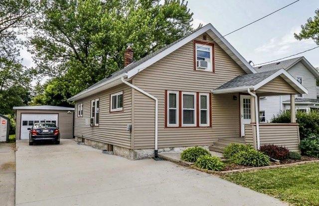 Exterior Driveway/Garage - 123 S Clear Lake Ave Casa