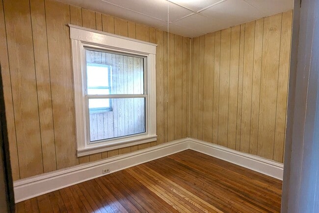 Photo - 2404 Leahy St