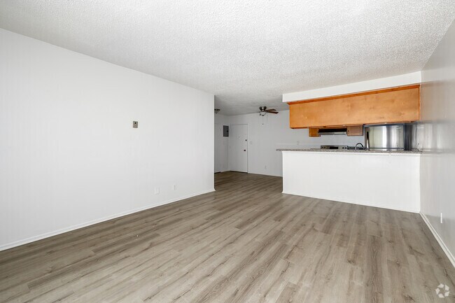 1BR, 1BA - 740SF - Living Room