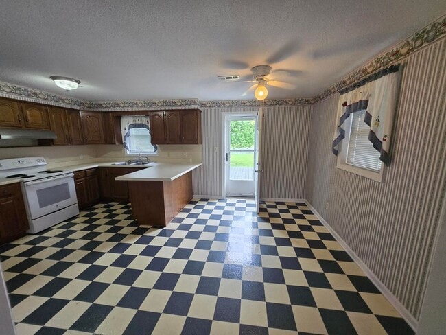 Photo - **Charming 3-Bed, 2-Bath Duplex Apartment with Spacious Garage and Large Back Porch**