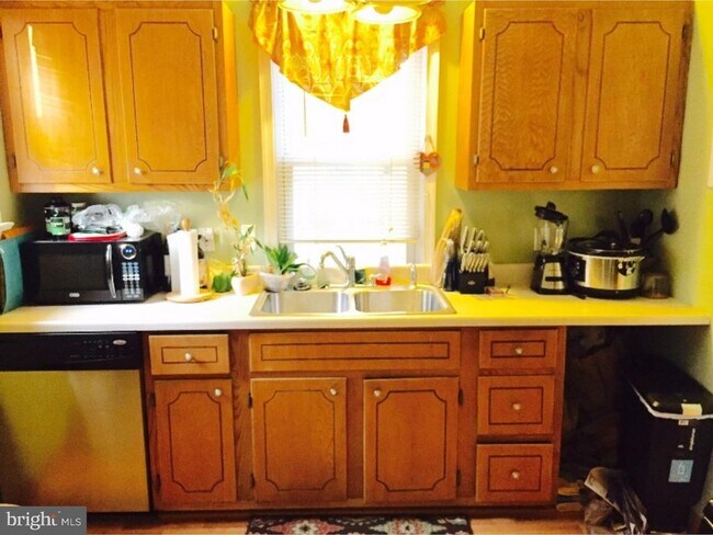 Photo - 411 W High St