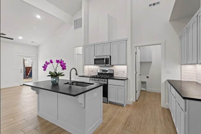 Building Photo - Bright & Spacious 3 Bed | 2.5 Bath Home in...