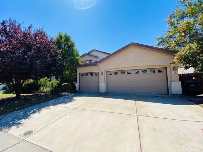 Building Photo - Spacious and Beautiful Home Close to a Huge Park