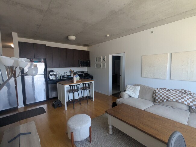 Building Photo - 659 W Randolph St Unit 711