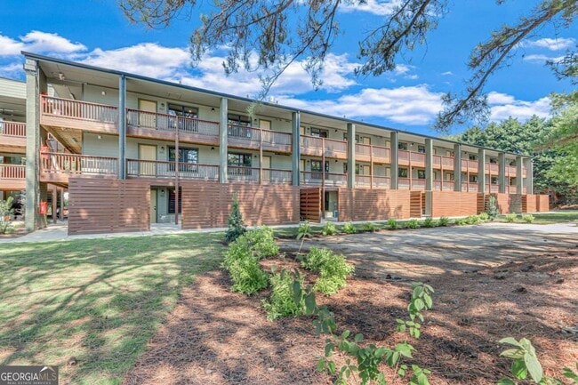 Building Photo - 710 Jesse Jewell Pkwy SE Unit 202 STUDIO