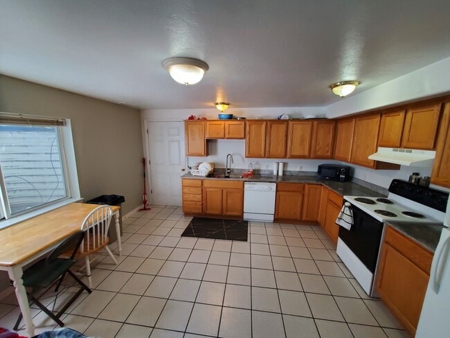 Photo - 342 600 W