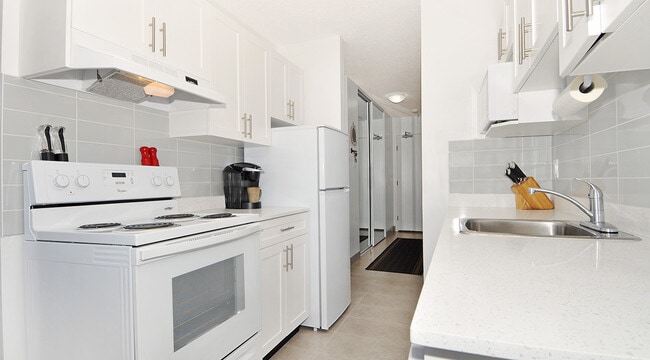 Building Photo - Central Plaza Unit 00302