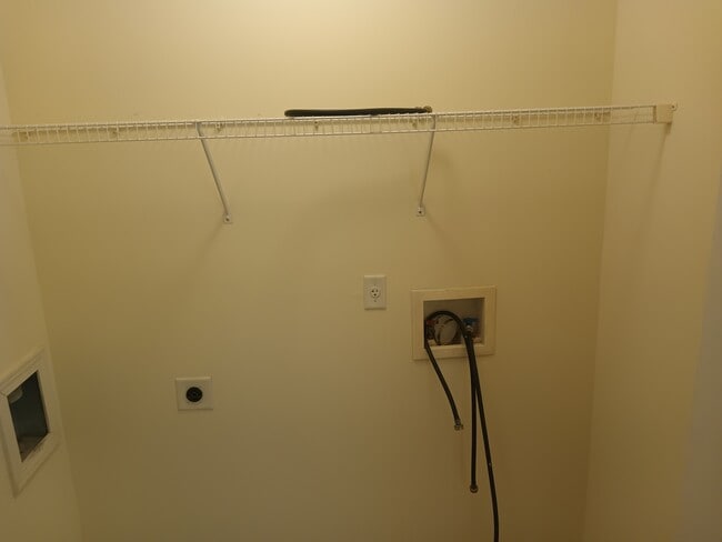 Photo - 685 Georgetown Ln