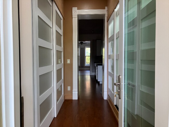 Building Photo - 1102 N Wolcott Ave Rental