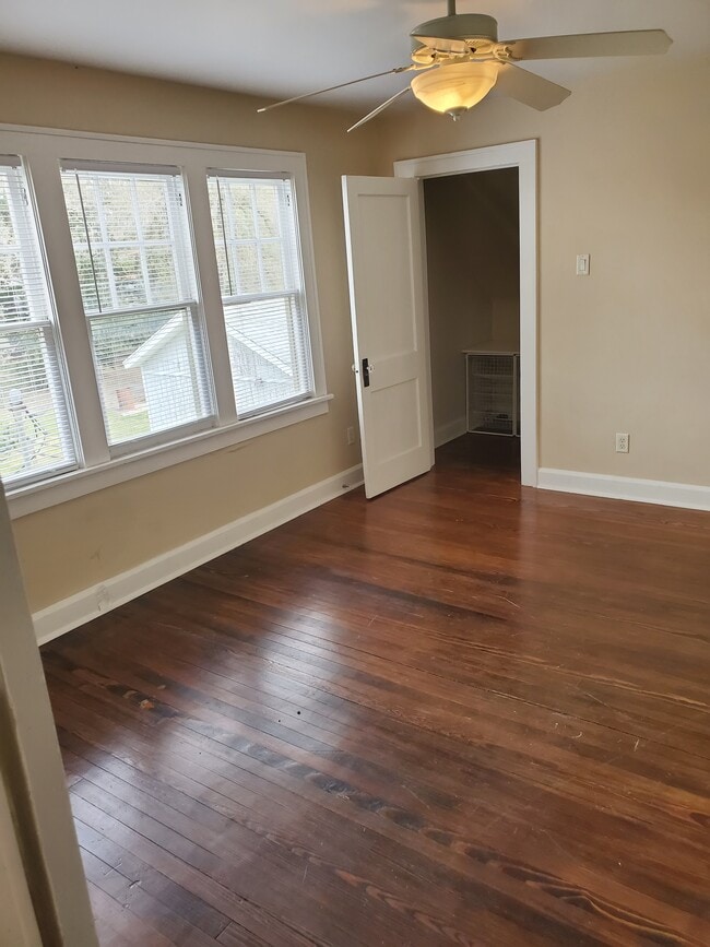 Building Photo - 1206 E 8th St Unit 3