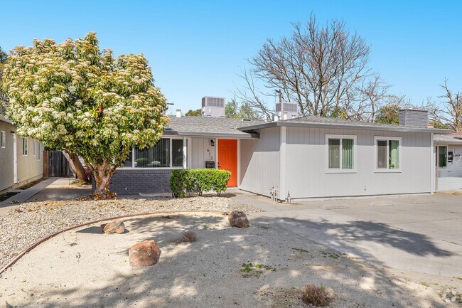 Building Photo - 611-613 Russell Boulevard Unit 613 Rental